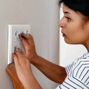 Как выстроить дома привычки, которые помогают избегать электрических рисков